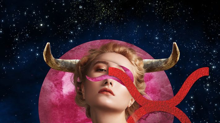 Frau mit Hörnern vor kosmischem Hintergrund mit Sternzeichensymbol Stier - Foto: Collage von COSMOPOLITAN.de (Lena Matrosova) & iStock (Natalia_80, Nadezhda-Anastasya Kuzhim, Anna Shalygina, lambada, alberto clemares expósito)