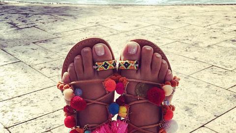 Bommel Sandalen: Alle tragen diesen Sommer Pom Poms an den Füßen - Foto: www.muzungusisters.com