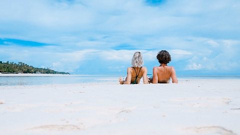 Holidating: Das steckt hinter dem neuesten __Dating-Trend__ - Foto: Unsplash.com/ToaHeftiba