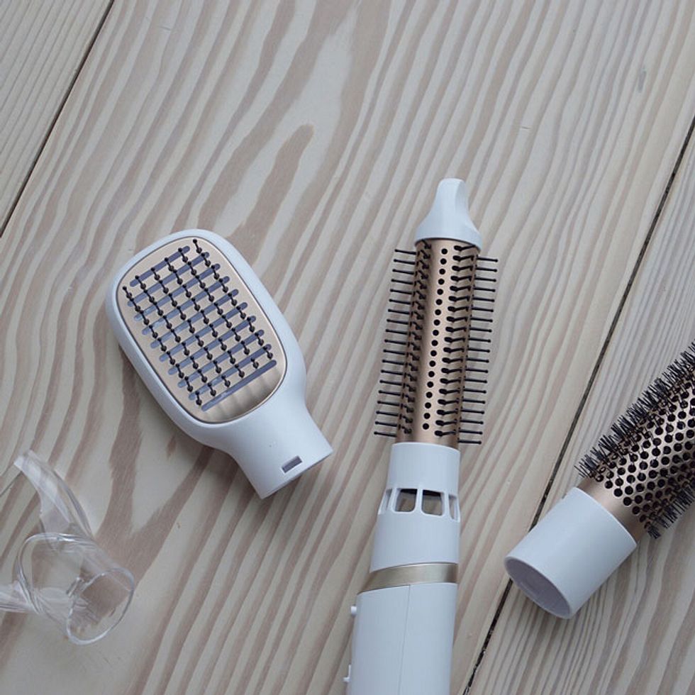 Die Warmluftbürste von Philips kommt gleich mit vier Aufsätzen Produkttest: Wir haben die Warmluftbürste von Philips getestet und das kam dabei heraus