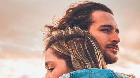 Glückliche Beziehung: Warum __Verletzlichkeit__ der Schlüssel zu einer glücklichen Beziehung ist - Foto: Unsplash.com/neonbrand