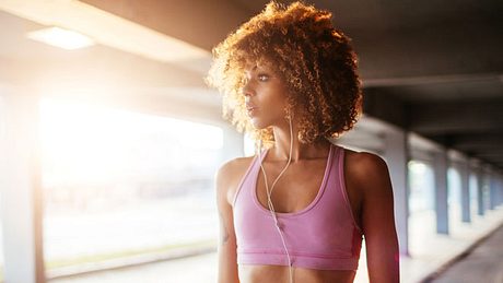 Bauchmuskelübungen: 5 Übungen für einen flachen Bauch und eine schmale Taille - Foto: iStock