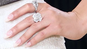 American Manicure: hand mit American Manicure in Großaufnahme - Foto: Getty Images / Taylor Hill 