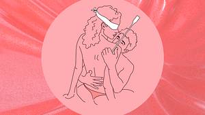 Frau mit Slip und Augenbinde sitzt auf Mann mit Peitsche in der Hand - Foto: Cosmopolitan.de & iStock: skrotov
