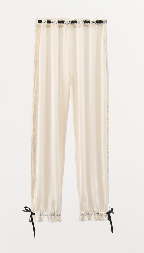 Satinhose mit Kontrastschleifen