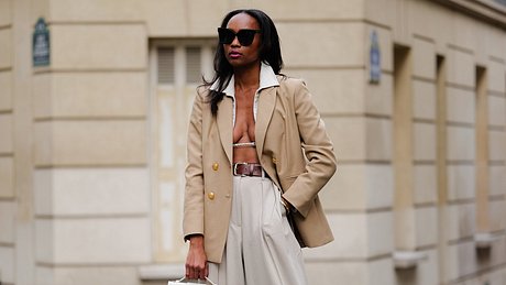 Beigefarbener Street Style mit Blazer - Foto: Getty Images / Edward Berthelot