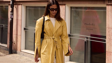 Streetstyle mit buttergelbem Trenchcoat - Foto: Launchmetrics Spotlight
