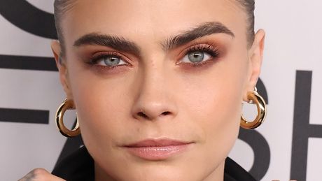 Augenbrauen à la Cara Delavigne - Foto: Getty Images/ Cara Delavigne
