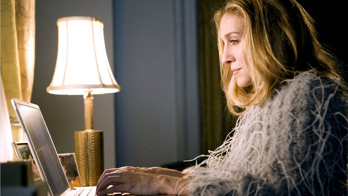 Carrie Bradshaw schreibt am Laptop