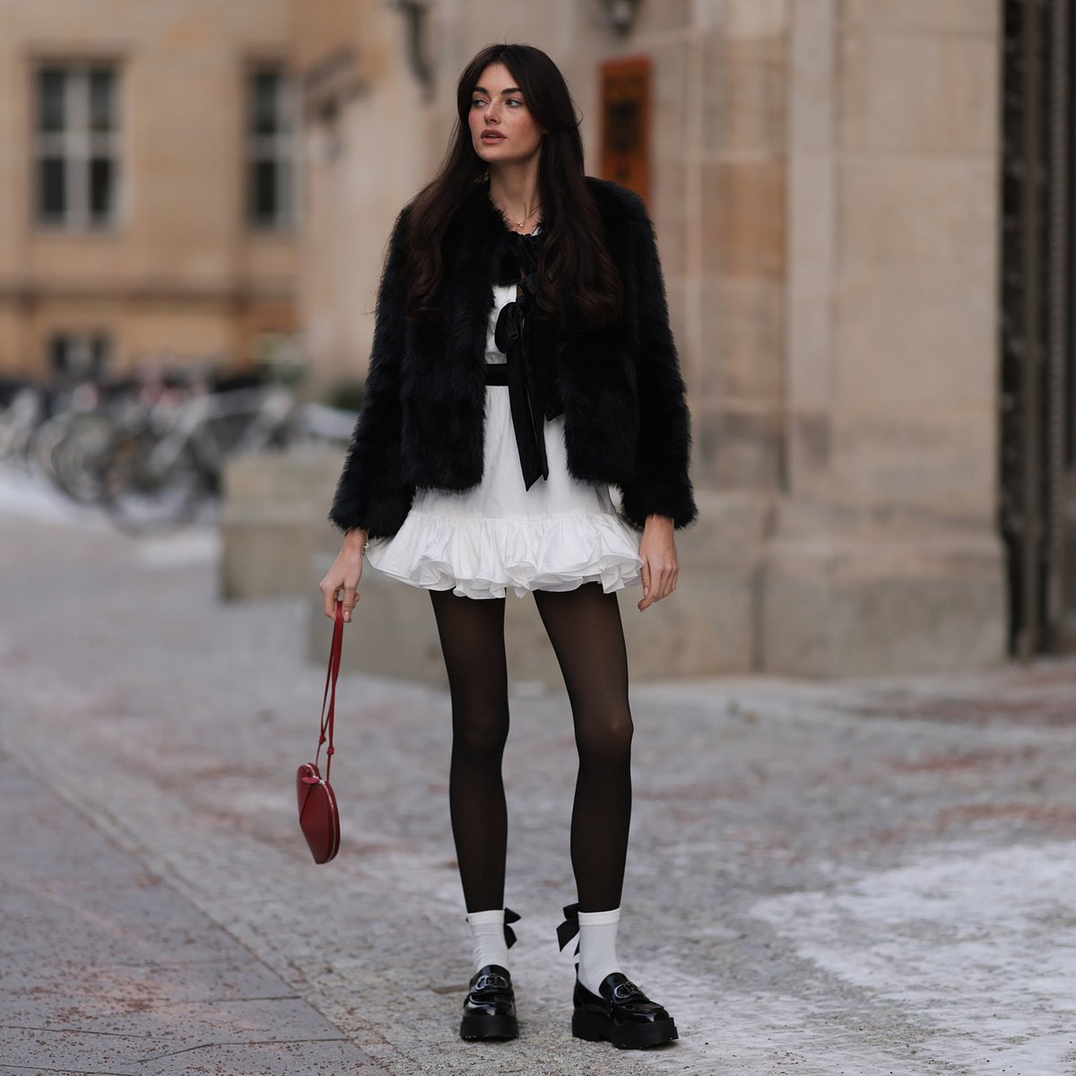 Streetstyle mit Rüschenkleid, Schleifen und Herztasche