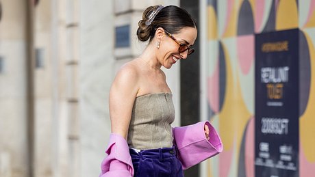 Streetstyle mit blauer Cordhose - Foto: Getty Images / Christian Vierig