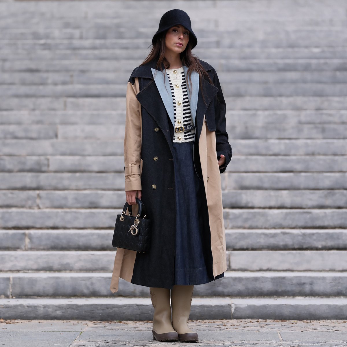 Streetstyle mit Fischerhut, Cardigan, Gummistiefeln und Trenchcoat