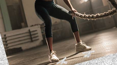 Frau hat Crossfit-Schuhe an - Foto: iStock/jacoblund/Cosmopolitan.de