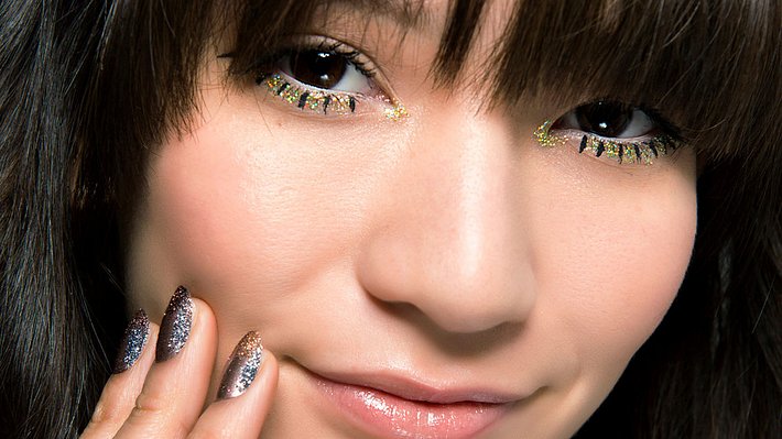 Crystal Crush Nails: Models mit glitzerndem Nagellack - Foto: Launchmetrics Spotlight