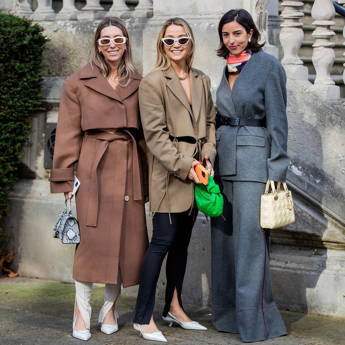 Frauen mit Handtaschen