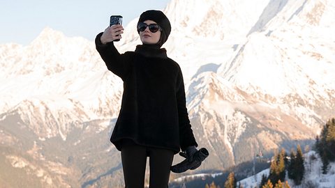 Lily Collins steht auf einem Berg und macht ein Selfie  - Foto: Netflix