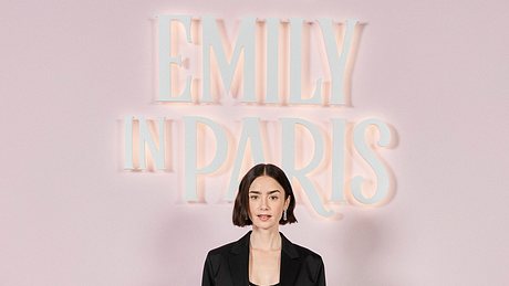 Lily Collins posiert  - Foto: Netflix