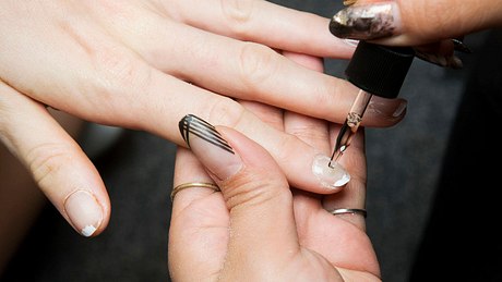 French Nails Fehler: Hand lackiert French Nails - Foto: Launchmetrics Spotlight