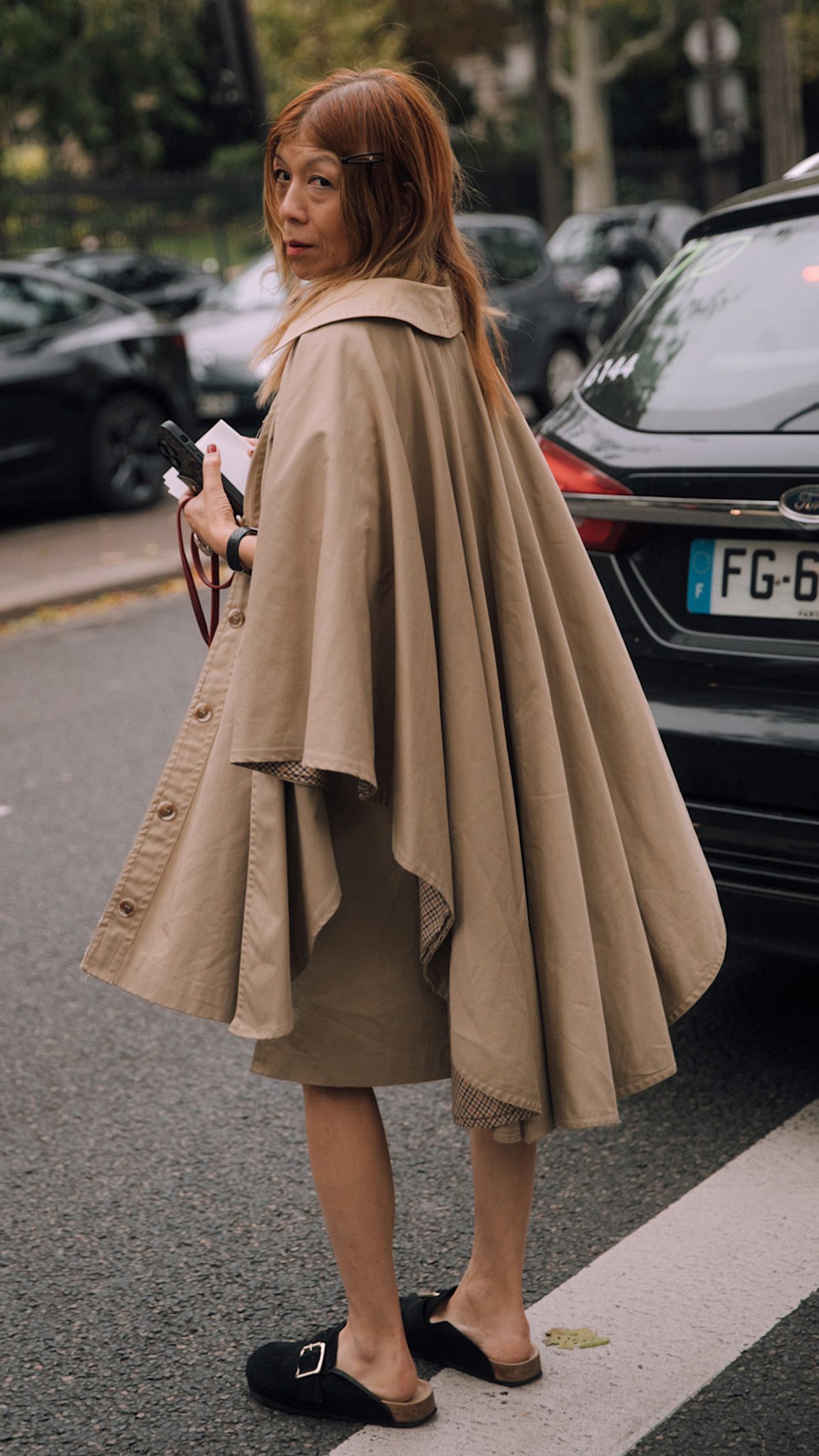 Frühjahrsmode 2025 Streetstyle mit Trench Cape