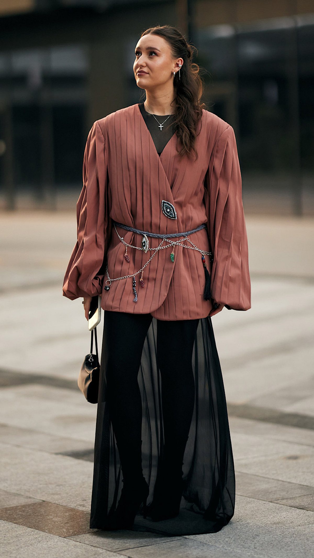 Frühjahrsmode 2025 Streetstyle mit transparentem Rock und Blazer