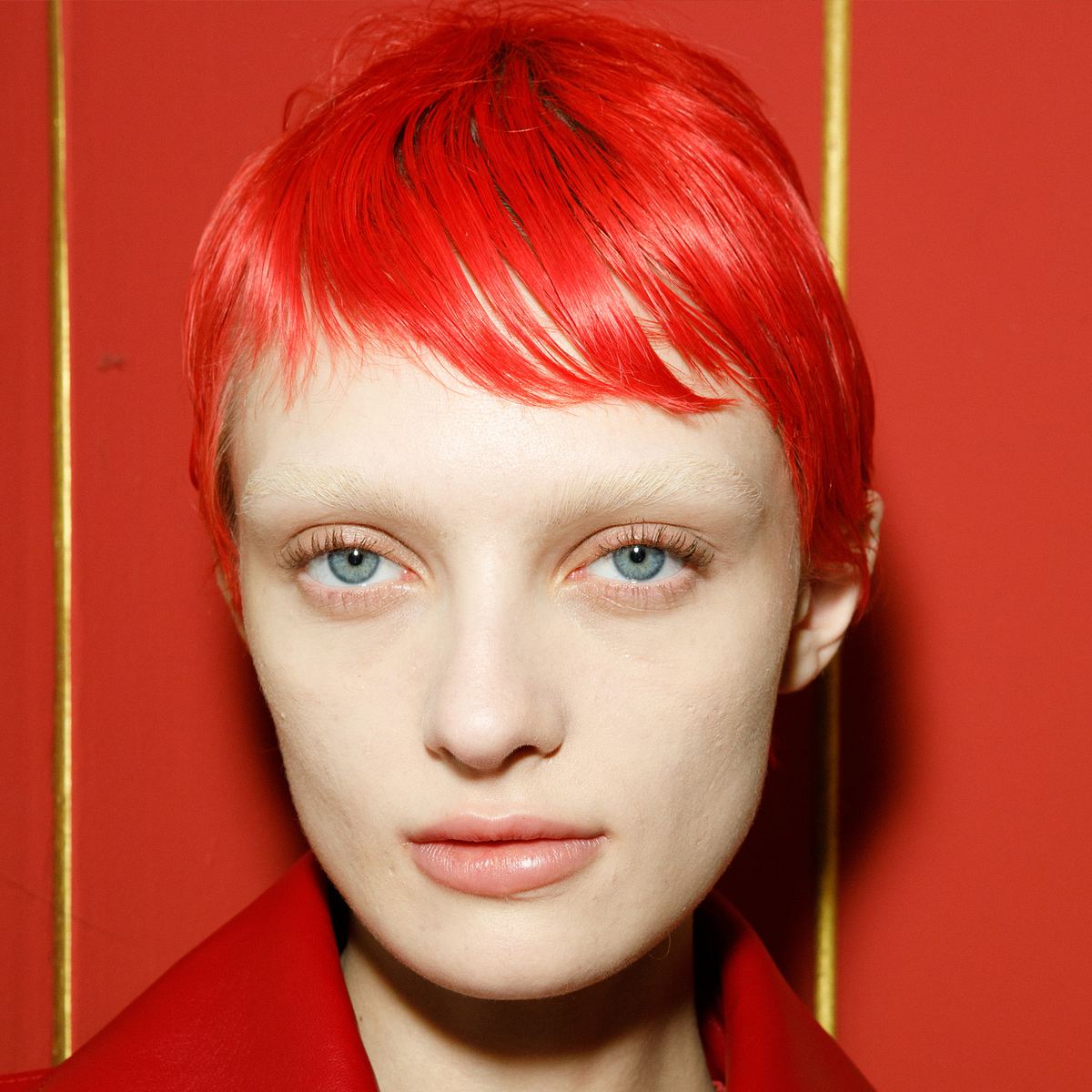 Haarfarbentrends 2024 Shocking Red Haarfarbentrends 2024: Model mit knallroten Haaren