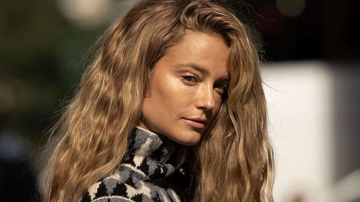Heatless Curls: Streetstyle Frau mit Locke