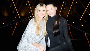 Heidi Klum und Adriana Lima sitzen nebeneinander  - Foto: ProSieben/Max Montgomery