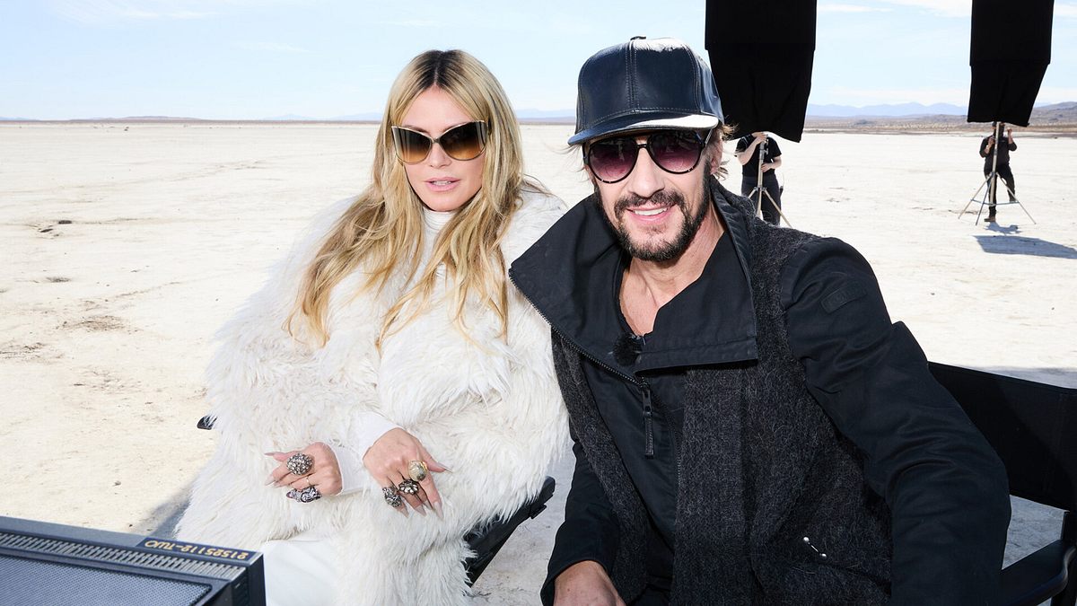 Heidi Klum und Thomas Hayo sitzen nebeneinander