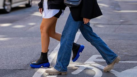 Jeans für große Frauen an einem Model - Foto: gettyimages / Christian Vierig / Stringer