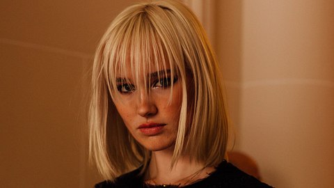 Keine Curtain Bangs: Model mit Maxi Fringe - Foto: Launchmetrics Spotlight