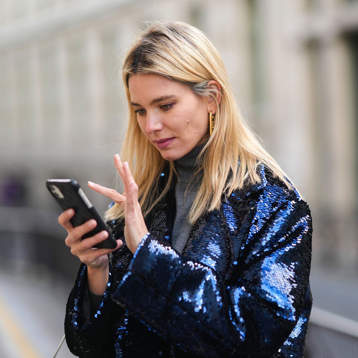 Frau tippt auf ihr Handy