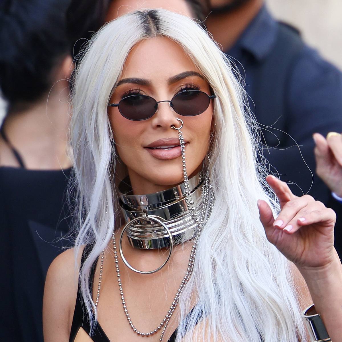Kim Kardashian mit Haaren in Icy Blonde