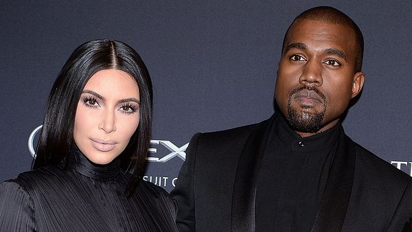 Kim Kardashian & Kanye West posieren - Foto: IMAGO / ABACAPRESS