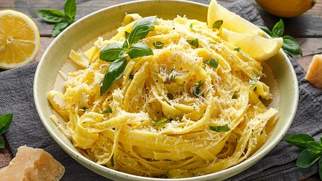Der TikTok-Trend Lemonpasta ist ein Rezept des #LemonTok - Foto: iStock / DronG