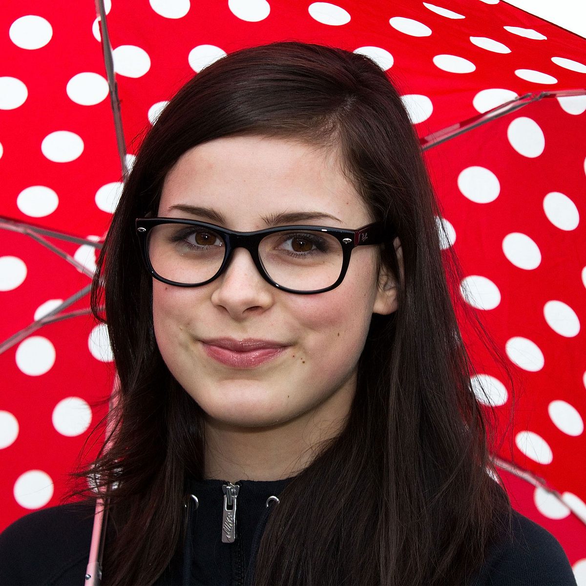 Lena Meyer-Landrut mit gepunktetem Schirm und Sehbrille