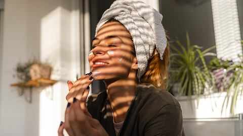 Mineralische Sonnencreme: Welche ist die beste? Wir haben 20 Empfehlungen für Gesicht und Körper - Foto: iStock/ Milena Magazin 
