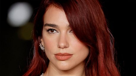 Dua Lipa schaut ernst - Foto: Getty Images/ Frazer Harrison