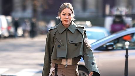 Street Style mit kurzem Trenchcoat - Foto: Getty Images / Jeremy Moeller