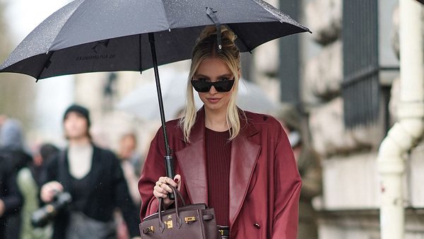 Leonie Hanne steht unter einem Schirm im Regen - Foto: Getty Images / Edward Berthelot / Kontributor
