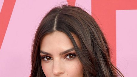 Emily Ratajkowski zeigt auf Instagram ihre Körperbehaarung - Foto: Getty Images/Jamie McCarthy