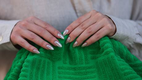 Nagelkleber - Foto: Getty Images / Jeremy Möller