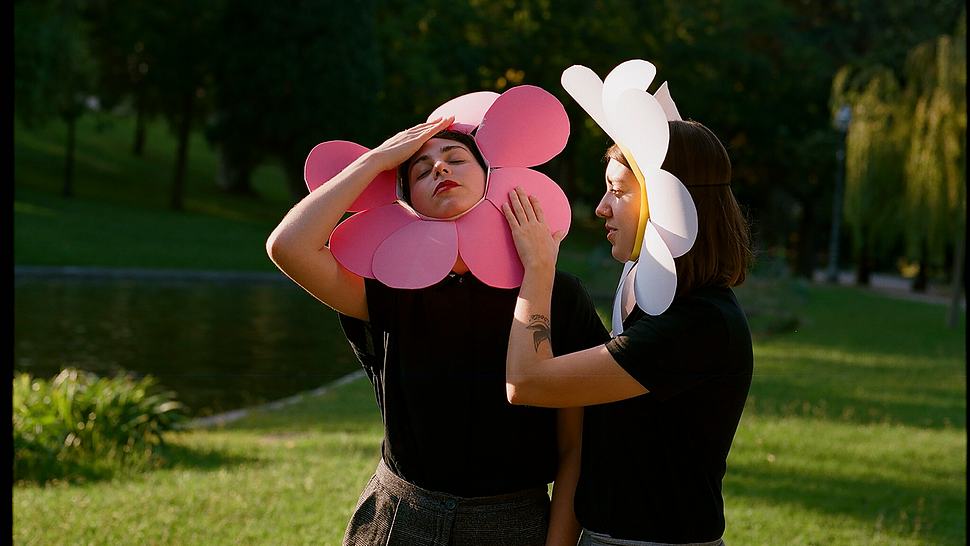 zwei Menschen mit Blumen-Deko am Kopf - Foto: Berta Pfirsich