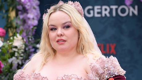 Nicola Coughlan in einem rosafarbenen Kleid - Foto: Getty Images / Karwai Tang 