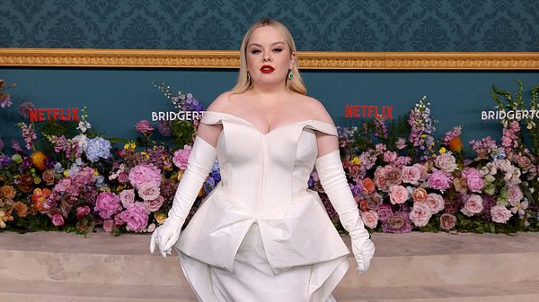 Nicola Coughlan mit weißem Kleid auf dem roten Teppich - Foto: Getty Images / Dimitrios Kambouris