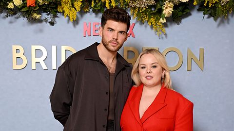Nicola Coughlan und Luke Newton  - Foto: Getty Images / Gareth Cattermole 