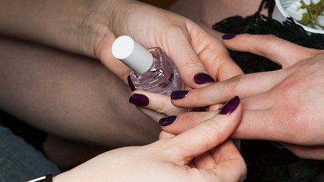 Nightshade Nails: Nahaufnahme Hände mit violettem Nagellack - Foto: Launchmetrics Spotlight