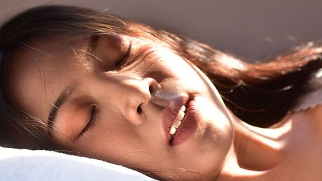 Frau liegt im Bett - Foto: iStock / The best photo for all