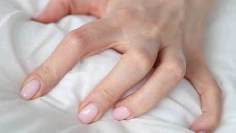 Hand im Bett - Foto: iStock / Ivan-balvan 