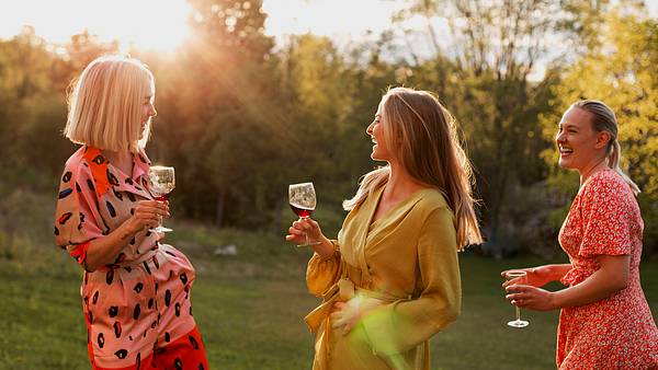 Drei Frauen trinken Wein - Foto: IMAGO / Johner Images