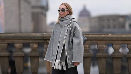 Frau mit Scarf Coat - Foto: Getty Images / Jeremy Moeller